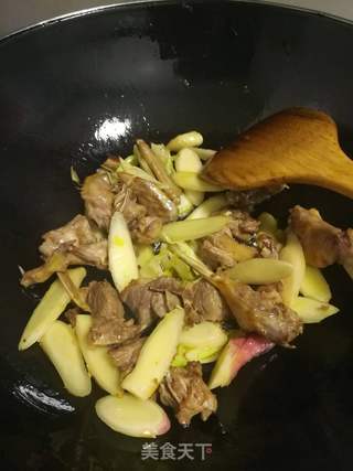 仔姜焖番鸭的做法步骤：3
