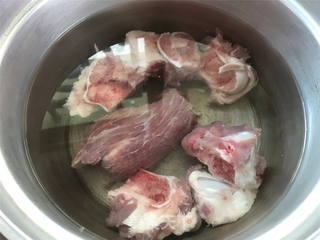 筒骨芋艿菜粥的做法步骤:2