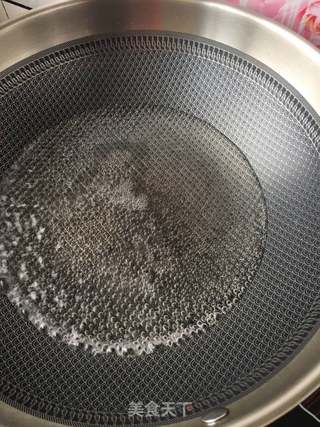 鲜虾仁拌菠菜的做法步骤:2