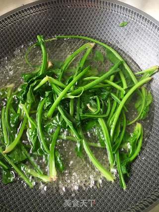 鲜虾仁拌菠菜的做法步骤:3