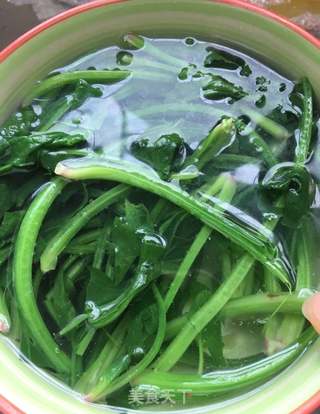 鲜虾仁拌菠菜的做法步骤:4