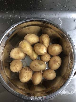 香辣小土豆的做法步骤：1