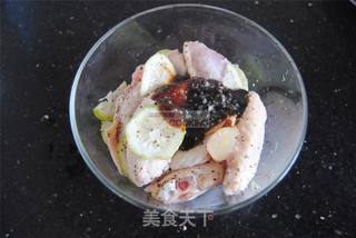 柠香黑椒烤翅的做法步骤:2