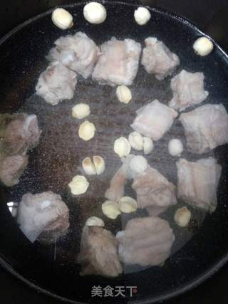 小米莲子排骨粥的做法步骤:3