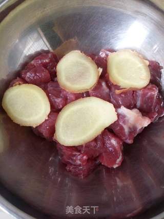 牛肉南瓜面汤的做法步骤:2