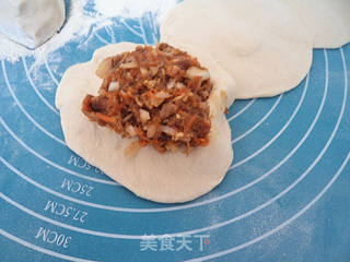 牛肉洋葱胡萝卜馅饼的做法步骤:6