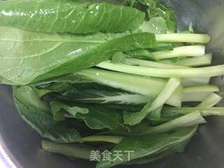 油菜鸡蛋热汤面的做法步骤：1