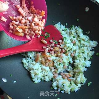 秋葵虾仁火腿炒饭的做法步骤:9