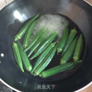 秋葵虾仁火腿炒饭的做法步骤:4