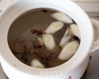 牛腩萝卜煲汤 的做法步骤:9