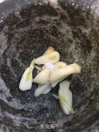 蒜泥拌茼蒿叶的做法步骤:6