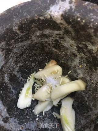 蒜泥拌茼蒿叶的做法步骤:7