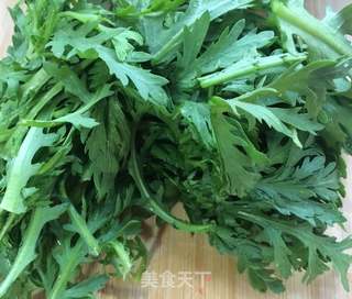蒜泥拌茼蒿叶的做法步骤:2