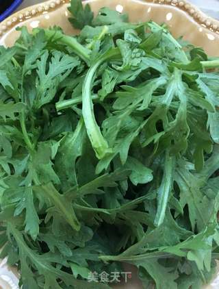 蒜泥拌茼蒿叶的做法步骤:3