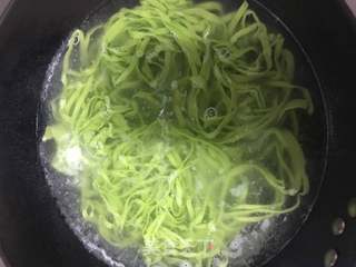 炸酱菠菜面的做法步骤:10