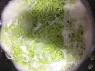 炸酱菠菜面的做法步骤:11