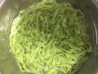 炸酱菠菜面的做法步骤:12