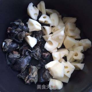 莲藕乌鸡汤的做法步骤：2