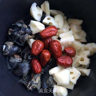 莲藕乌鸡汤的做法步骤:3