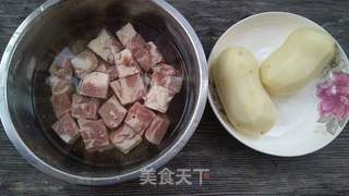 土豆烧牛腩的做法步骤：1