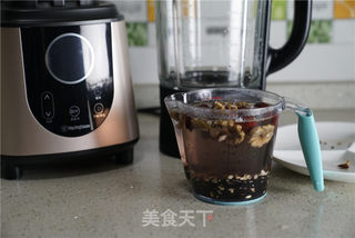 核桃红枣黑米粥的做法步骤:2