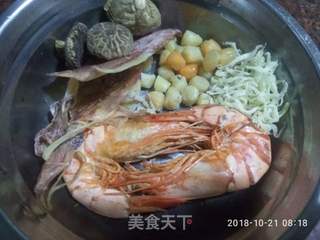 海鲜粥（香菇鱿鱼对虾瑶柱银鱼）的做法步骤：1