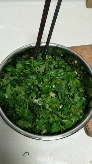 香菜肉水饺的做法步骤:2