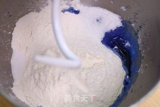 蝶豆花栗子麻薯软欧包的做法步骤：3