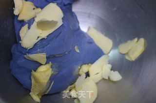 蝶豆花栗子麻薯软欧包的做法步骤：5