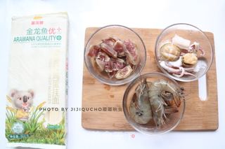 海鲜面的做法步骤:2