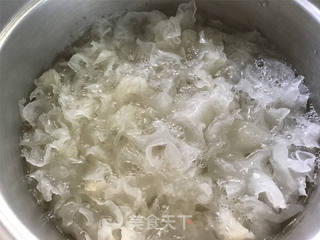 蔓越莓桃胶银耳羹的做法步骤:3