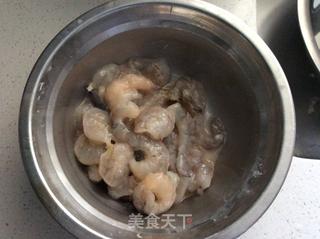 虾仁鸡蛋白菜炒饭,虾仁鸡蛋白菜拌饭的做法步骤:2
