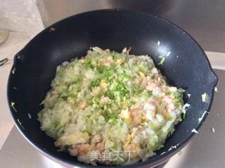 虾仁鸡蛋白菜炒饭,虾仁鸡蛋白菜拌饭的做法步骤:6