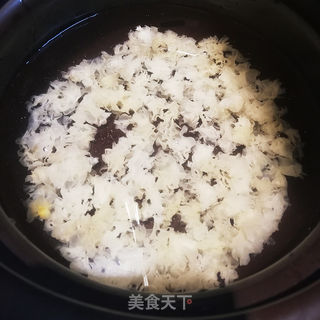 冰糖银耳莲子羹——秋冬美容养颜全靠它的做法步骤:3