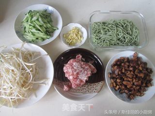 香菇肉酱菠菜面的做法步骤：1