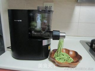 香菇肉酱菠菜面的做法步骤:2