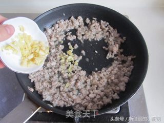 香菇肉酱菠菜面的做法步骤:4