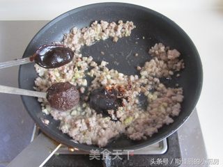 香菇肉酱菠菜面的做法步骤:5