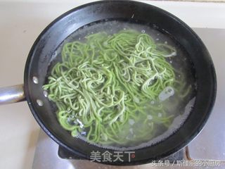 香菇肉酱菠菜面的做法步骤：13