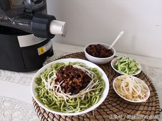 香菇肉酱菠菜面的做法步骤:15