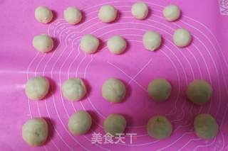 苏氏豆沙蛋黄月饼的做法步骤:2