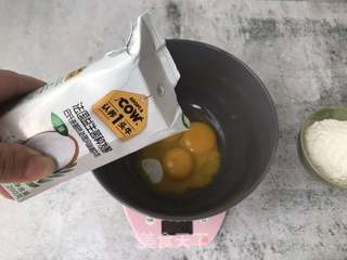 酸奶舒芙蕾松饼的做法步骤:2