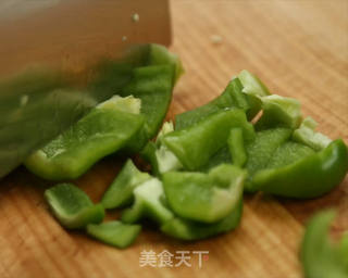 青椒炒鸡蛋的做法步骤:2