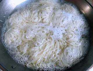 虾仁茄汁黄豆面#面食#的做法步骤:2