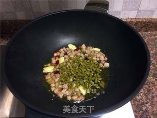 泡豇豆炒牛肉粒的做法步骤：6