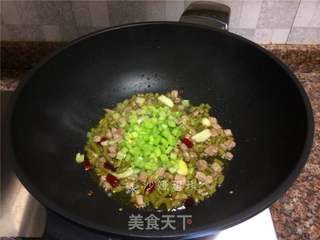 泡豇豆炒牛肉粒的做法步骤:7