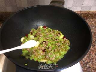 泡豇豆炒牛肉粒的做法步骤：8