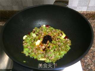 泡豇豆炒牛肉粒的做法步骤:9