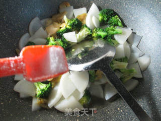 榨菜西兰花炒萝卜的做法步骤：6