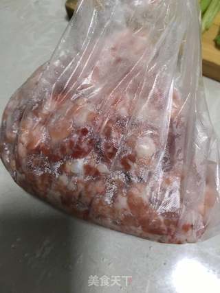 猪肉芹菜馅饺子的做法步骤:2